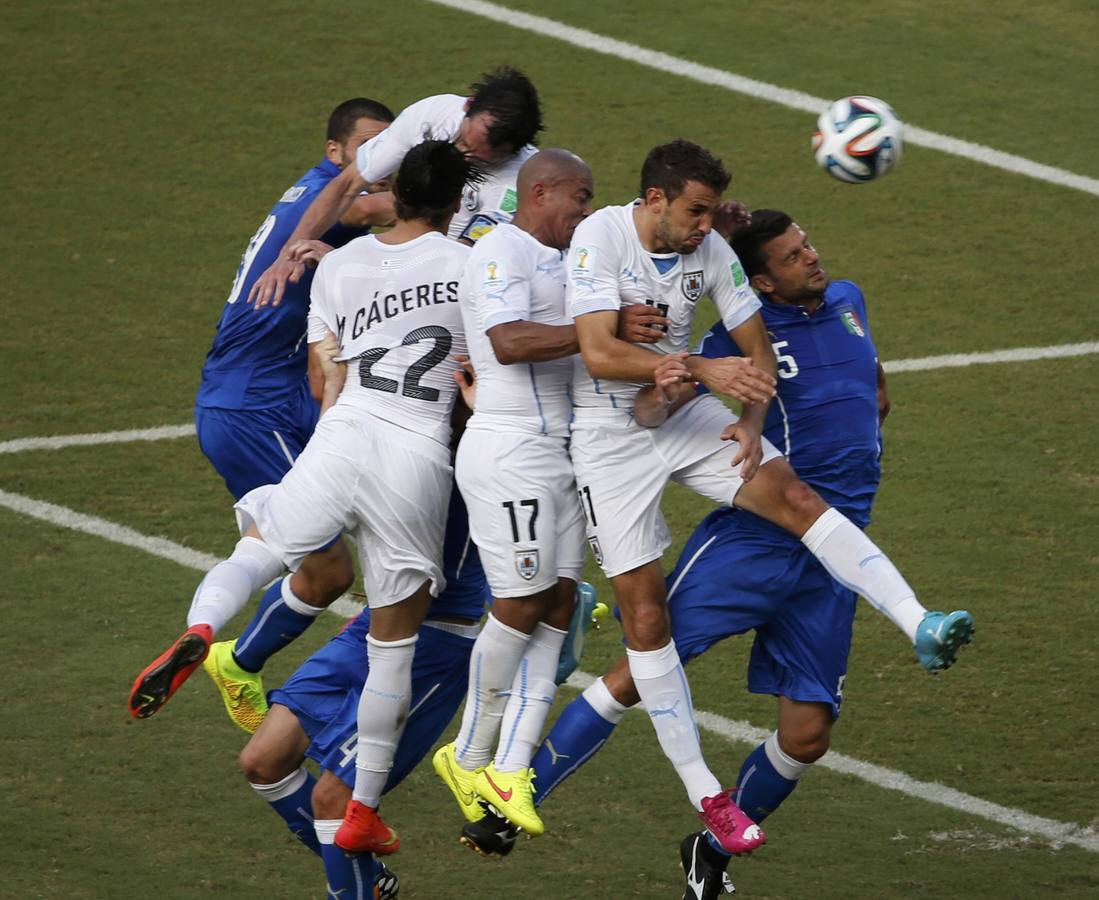 Godín remata a puerta para marcar el gol de Uruguay.