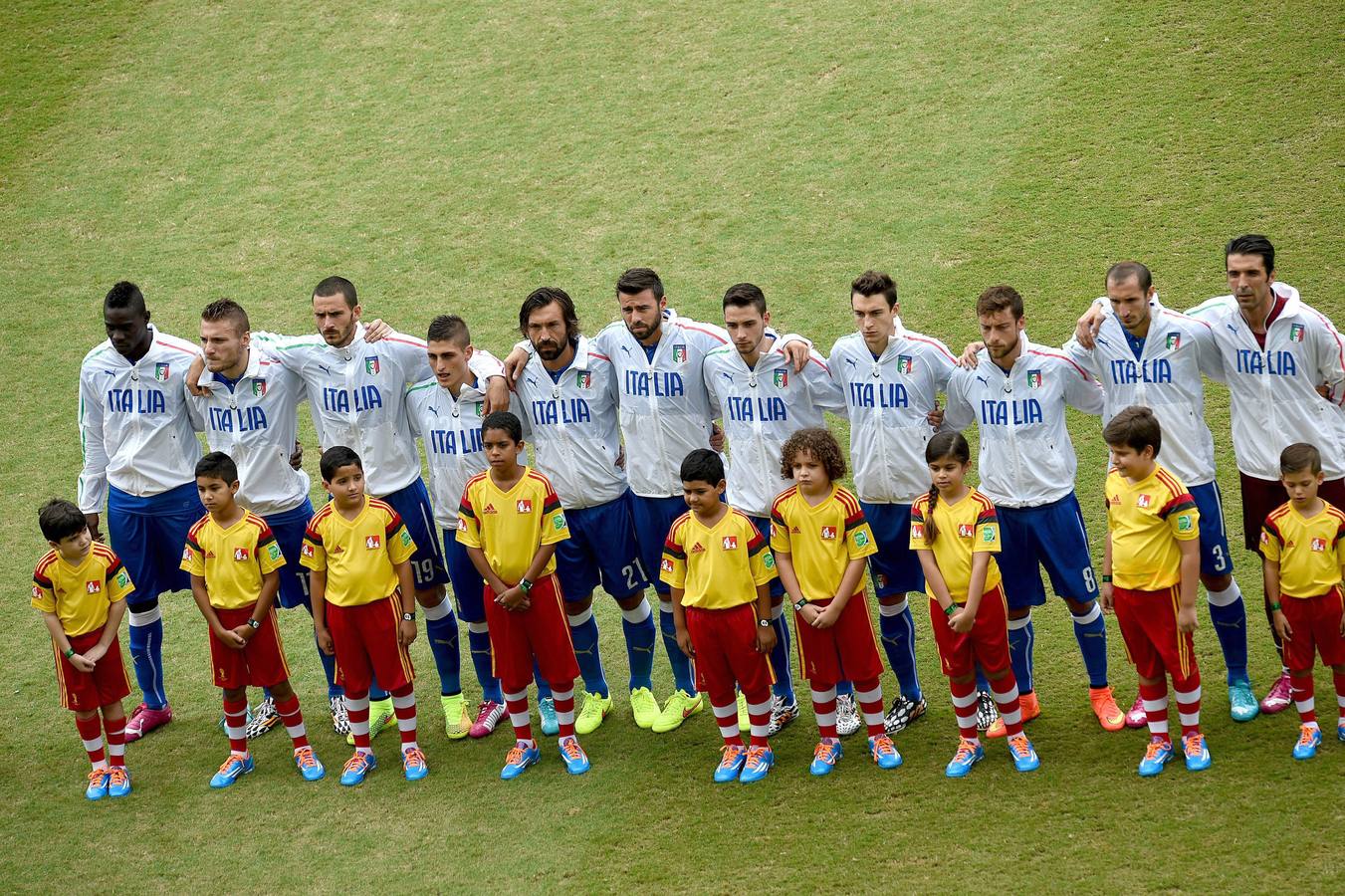 Italia forma antes del partido.