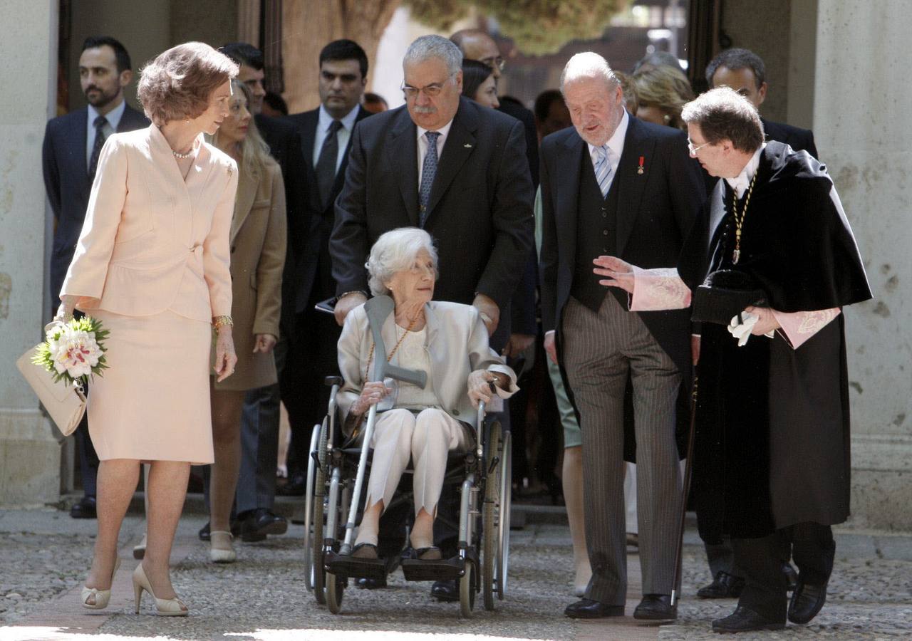 La escritora Ana María Matute, junto con Don Juan Carlos y Doña Sofía tras recibir el Premio Cervantes en 2011