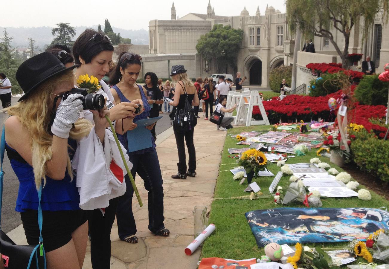 Miles de flores y mensajes para recordar a Michael Jackson