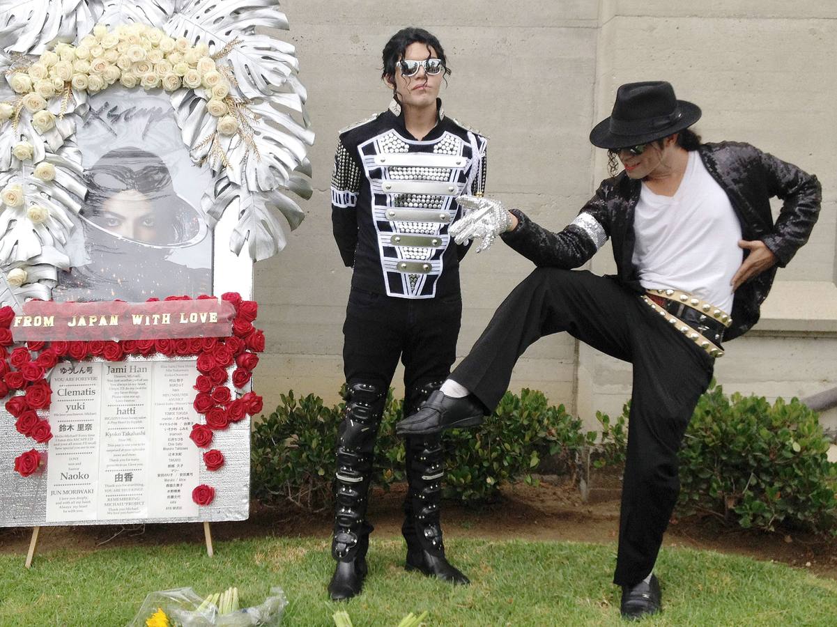 Miles de flores y mensajes para recordar a Michael Jackson