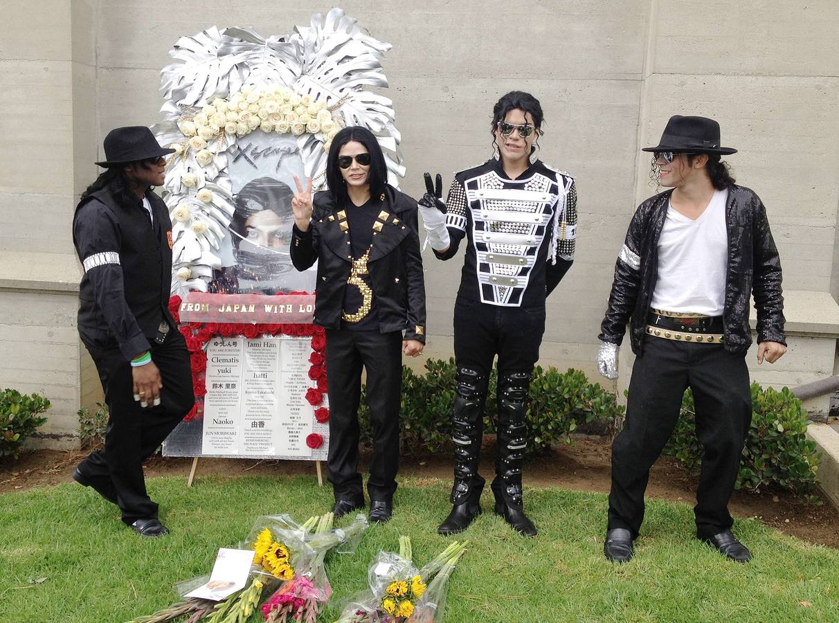 Miles de flores y mensajes para recordar a Michael Jackson