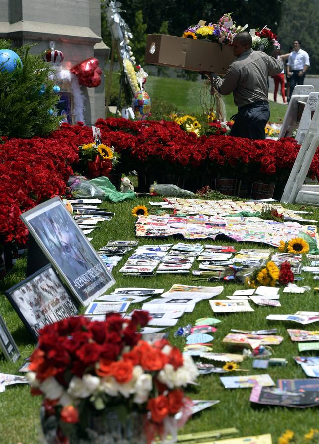 Miles de flores y mensajes para recordar a Michael Jackson