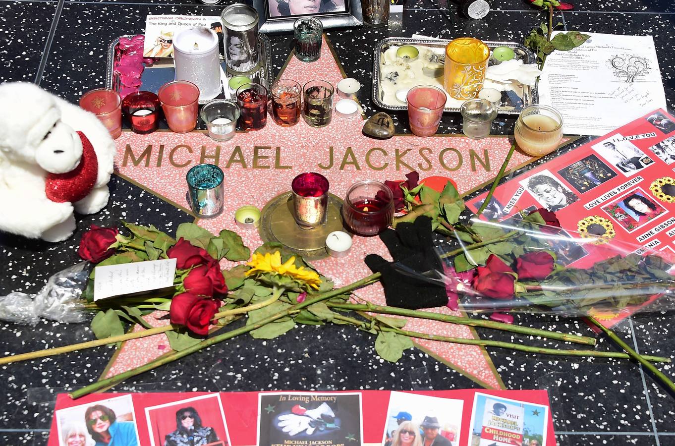 Miles de flores y mensajes para recordar a Michael Jackson