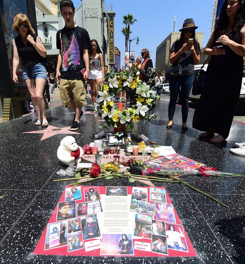 Miles de flores y mensajes para recordar a Michael Jackson