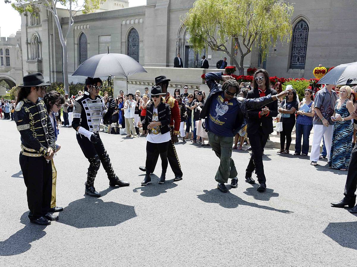 Miles de flores y mensajes para recordar a Michael Jackson