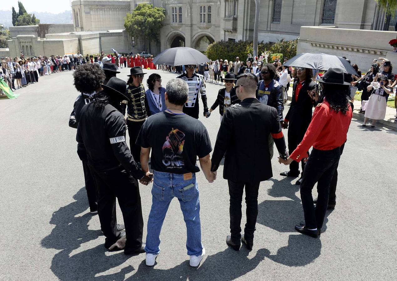 Miles de flores y mensajes para recordar a Michael Jackson