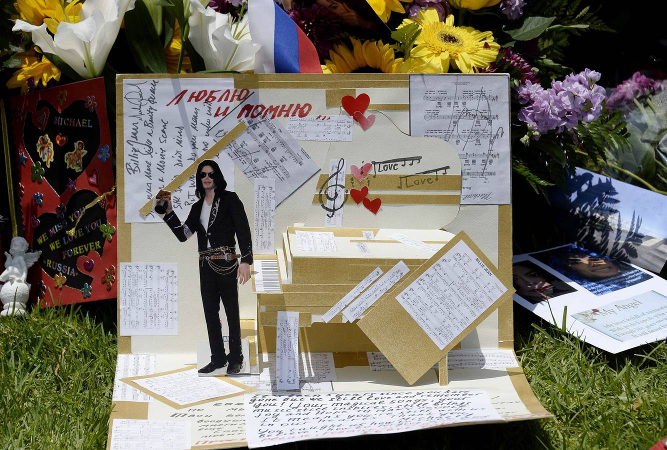 Miles de flores y mensajes para recordar a Michael Jackson