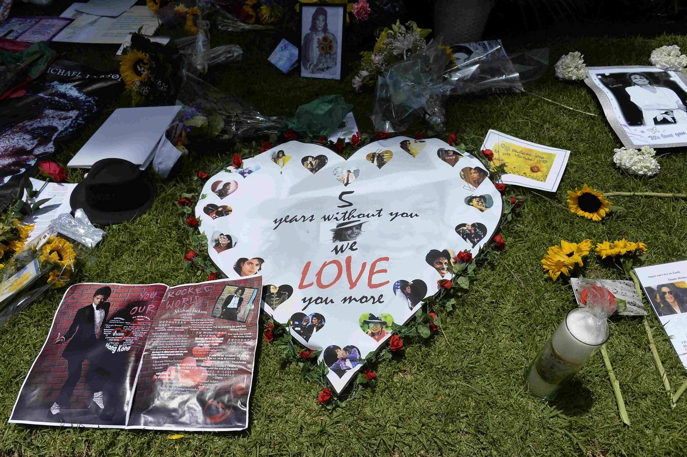 Miles de flores y mensajes para recordar a Michael Jackson