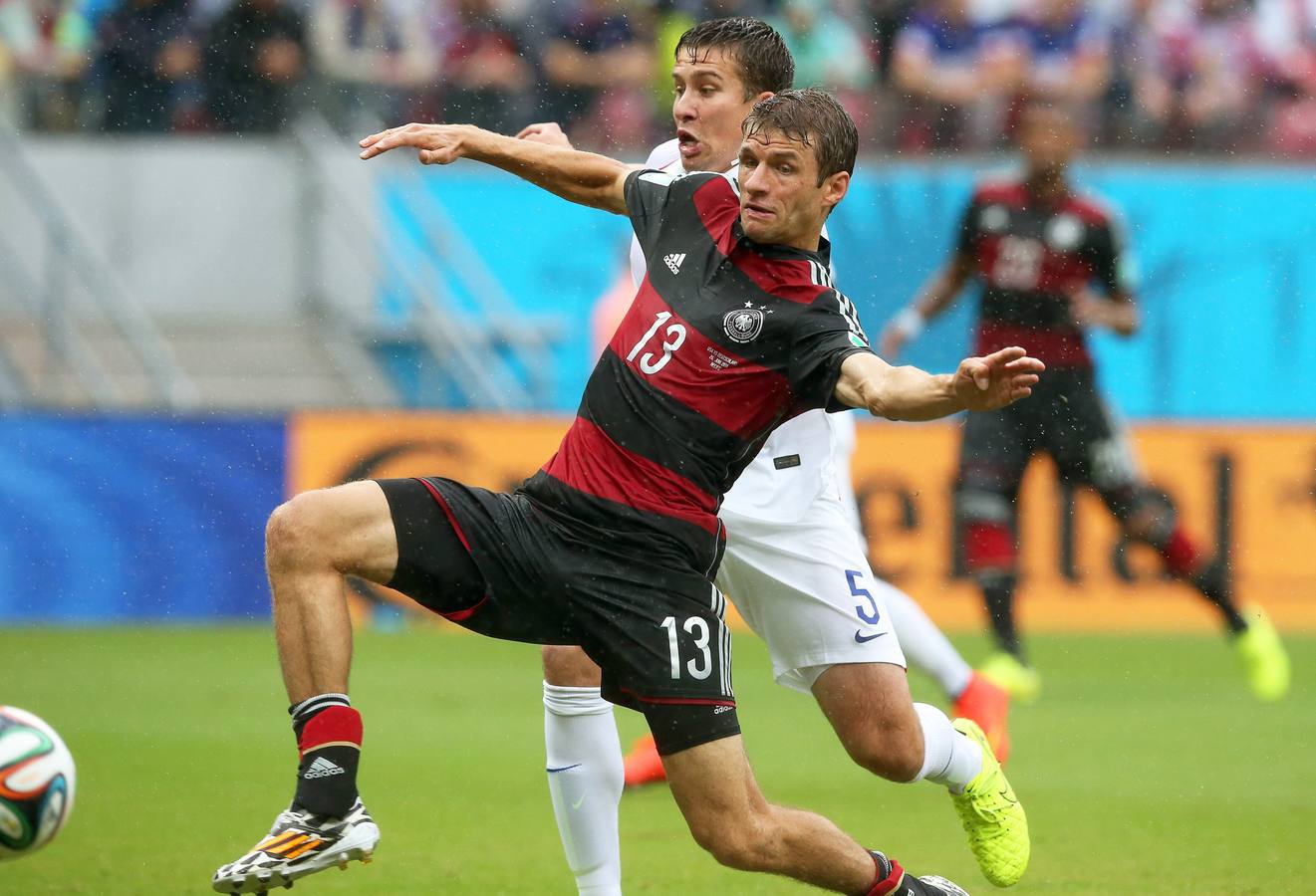 Muller lucha el balón.