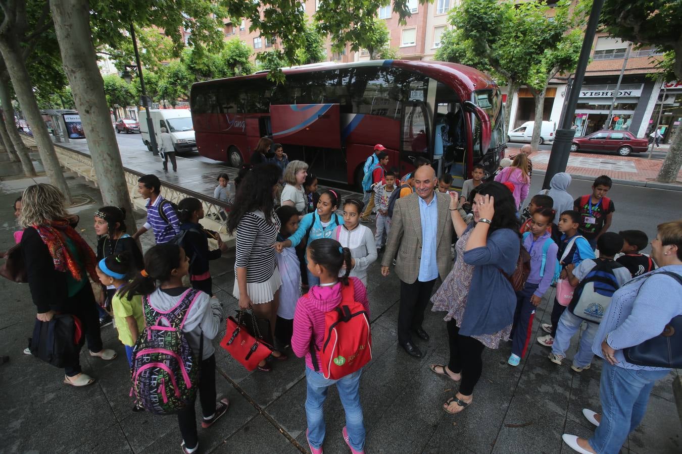 Las familias riojanas se encuentran con los niños saharauis que acogerán este verano