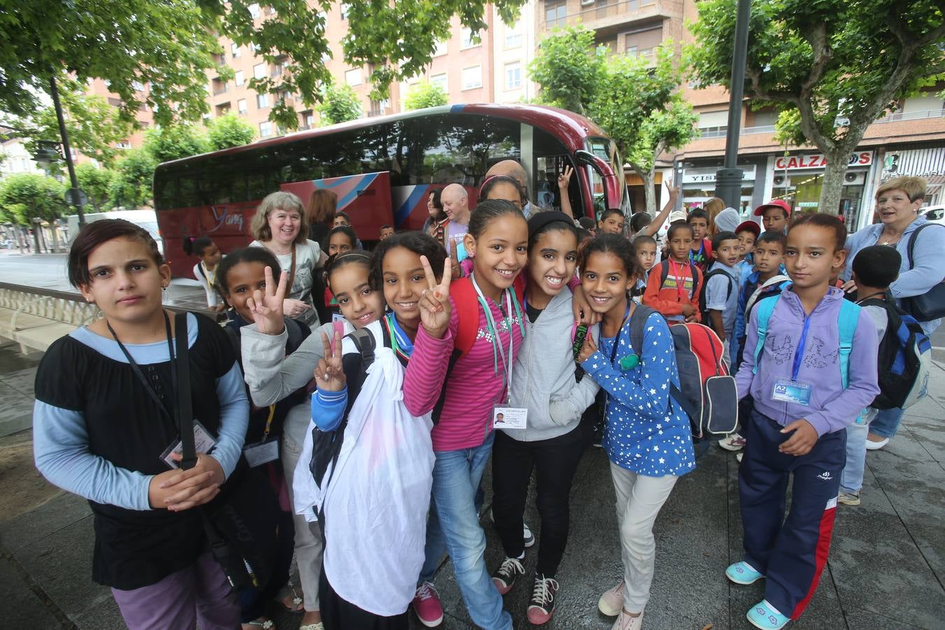 Las familias riojanas se encuentran con los niños saharauis que acogerán este verano