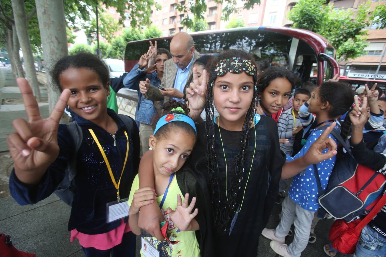 Las familias riojanas se encuentran con los niños saharauis que acogerán este verano