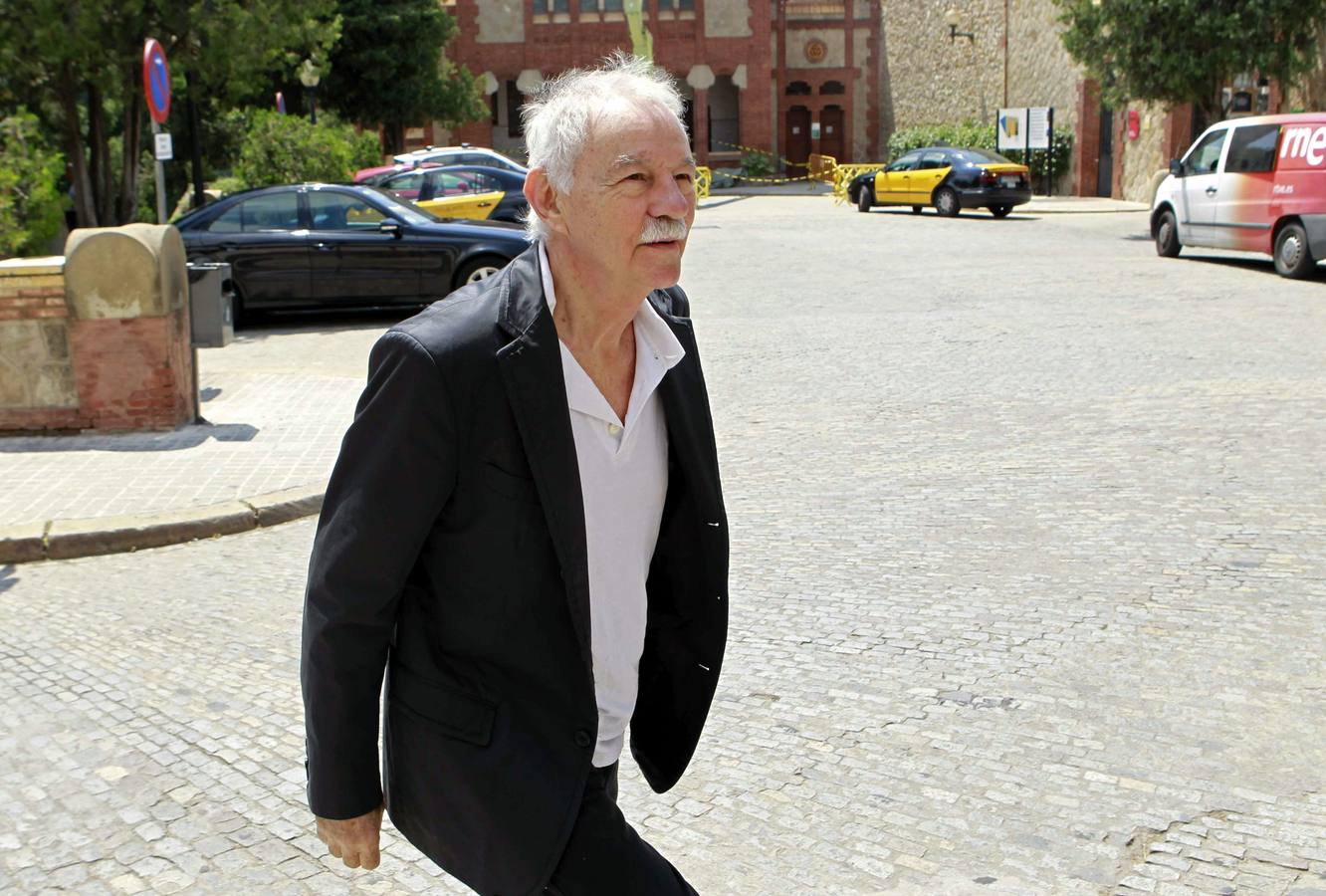 El escritor Eduardo Mendoza llega al tanatorio de Les Corts para despedir a la escritora.