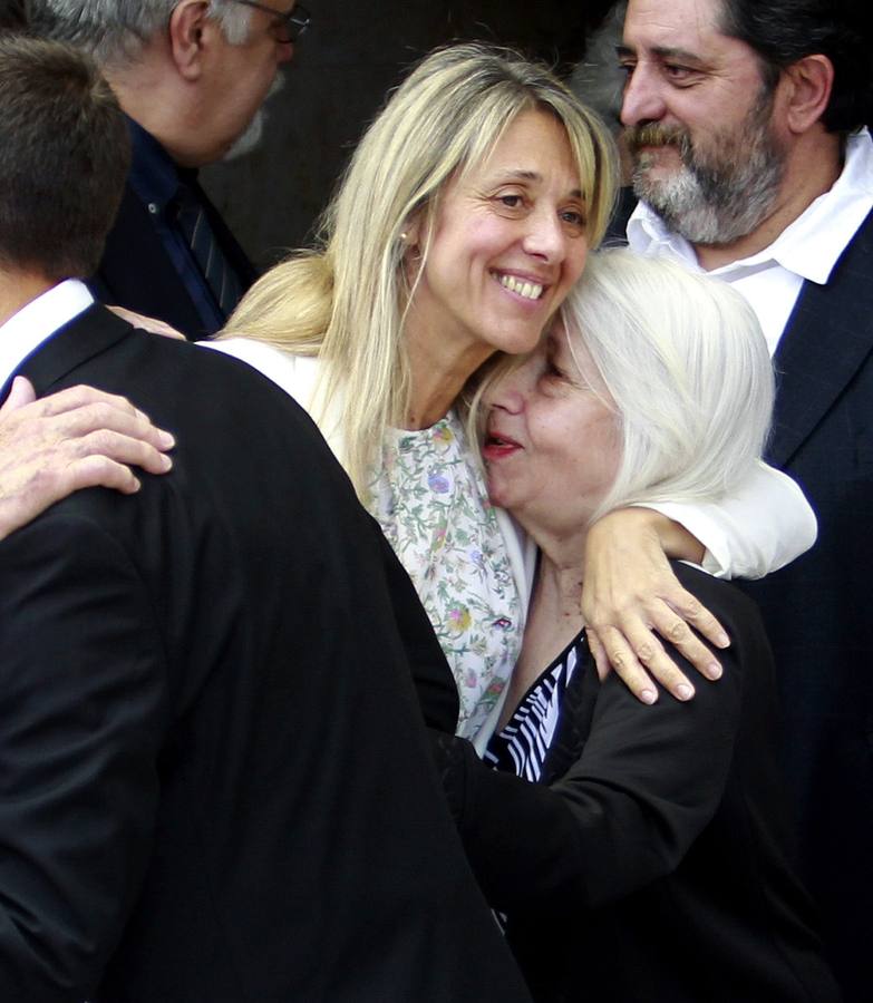 Maria Pilar Matute, (c) hermana de la escritora, junto a sus familiares a la salida del funeral.