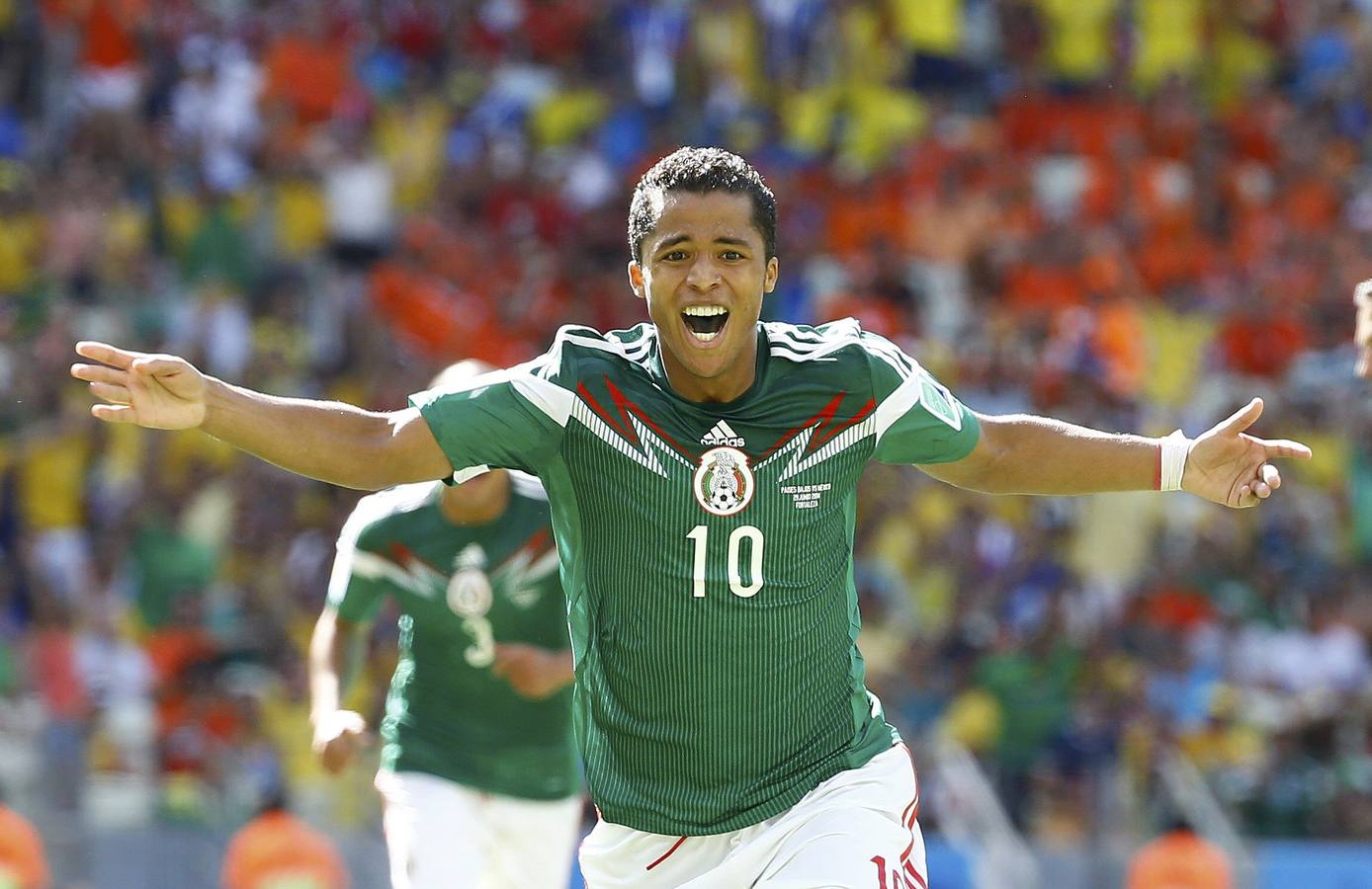 Giovani Dos Santos celebra su gol.