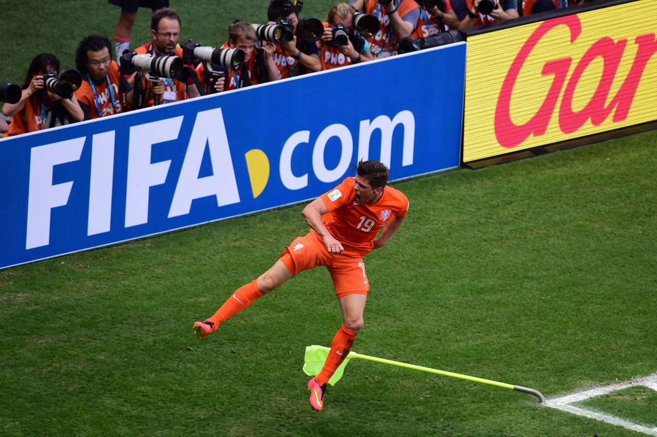 Huntelaar celebra con rabia su tanto.