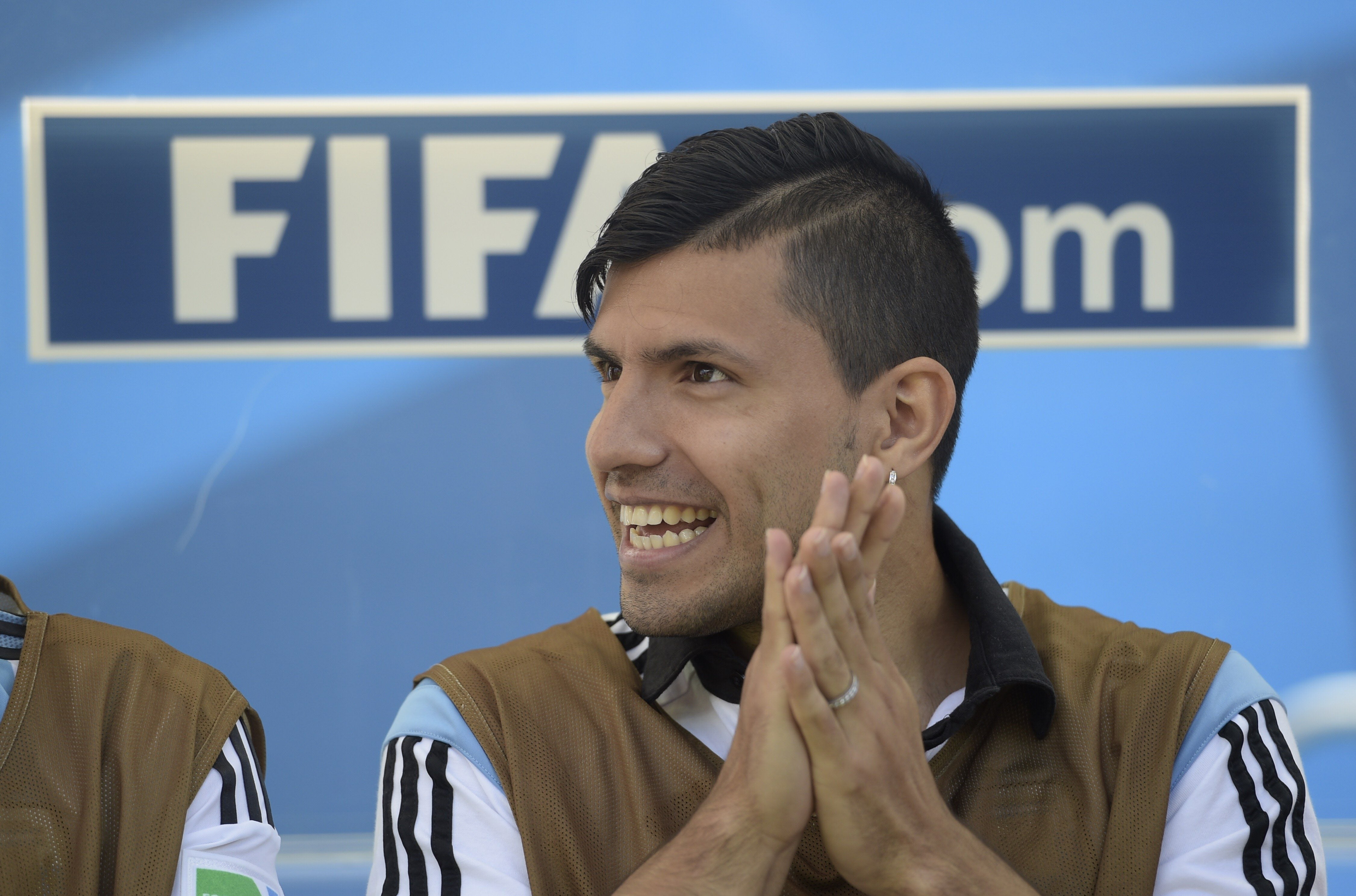 El Kun Agüero, en el banquillo de argentina.