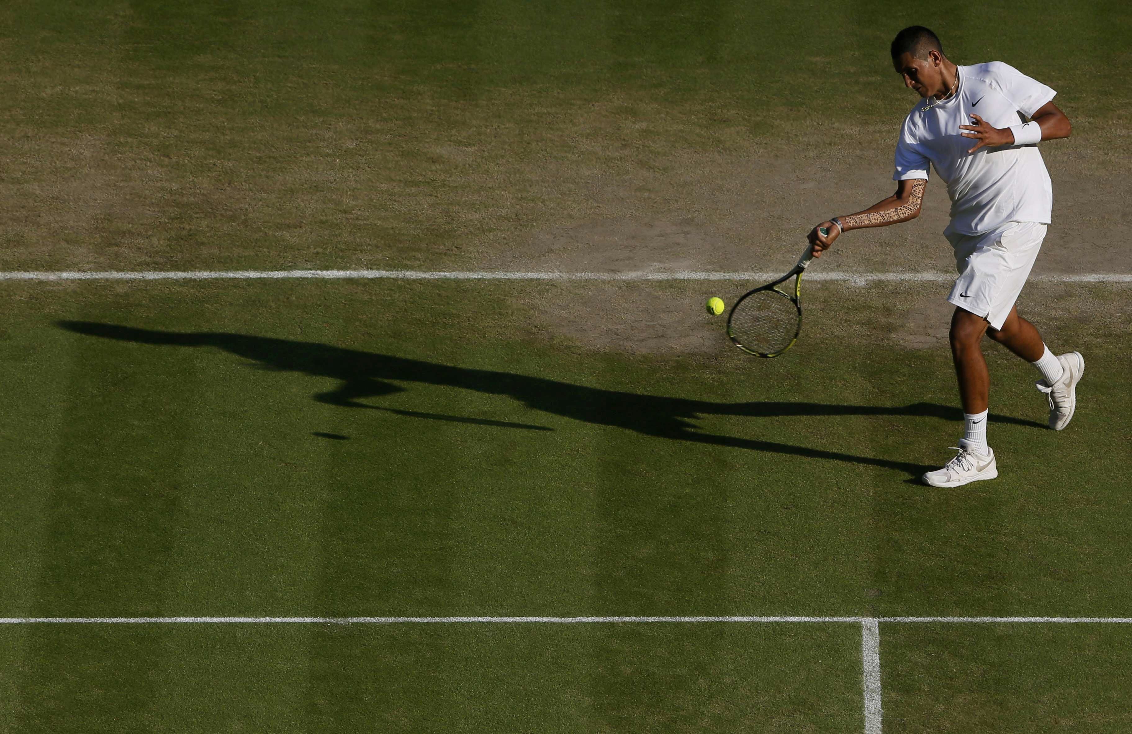 Nick Kyrgios golpea de derecha.