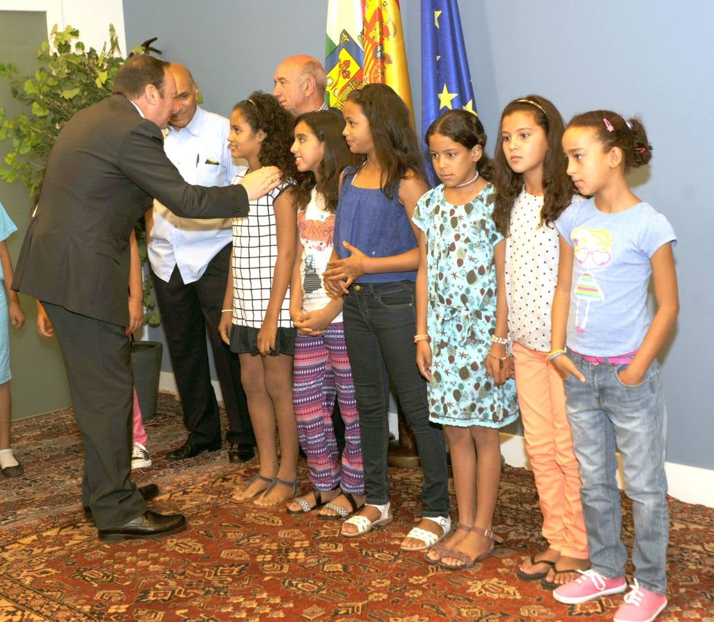 Encuentro entre Sanz y los niños saharauis