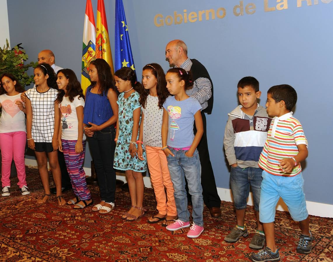 Encuentro entre Sanz y los niños saharauis