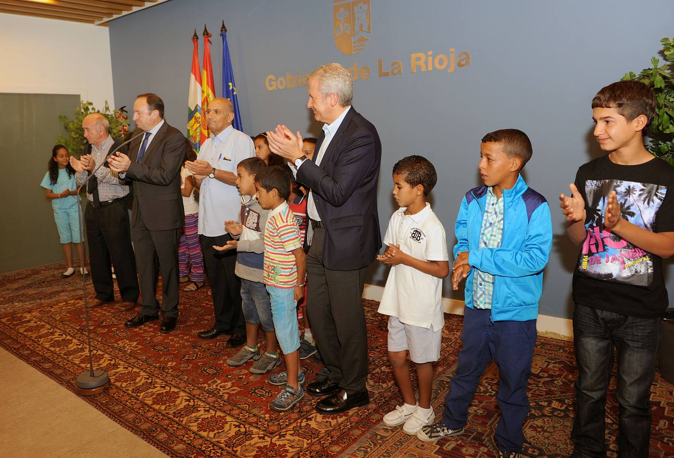 Encuentro entre Sanz y los niños saharauis