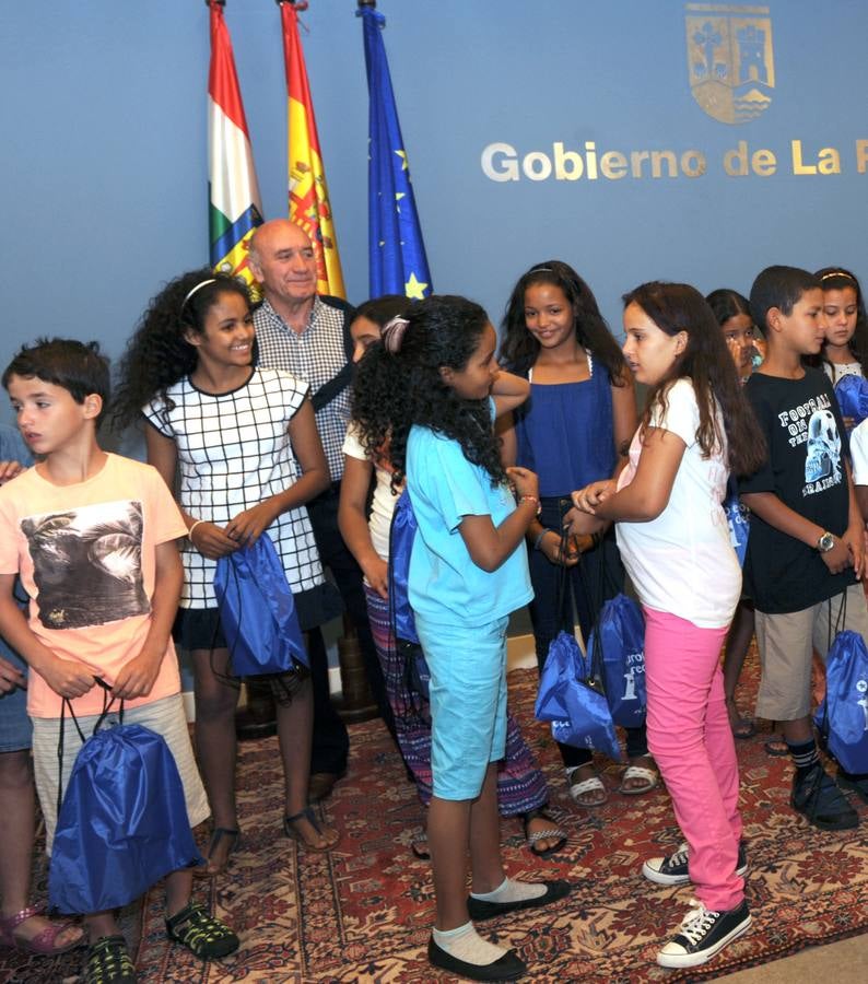 Encuentro entre Sanz y los niños saharauis