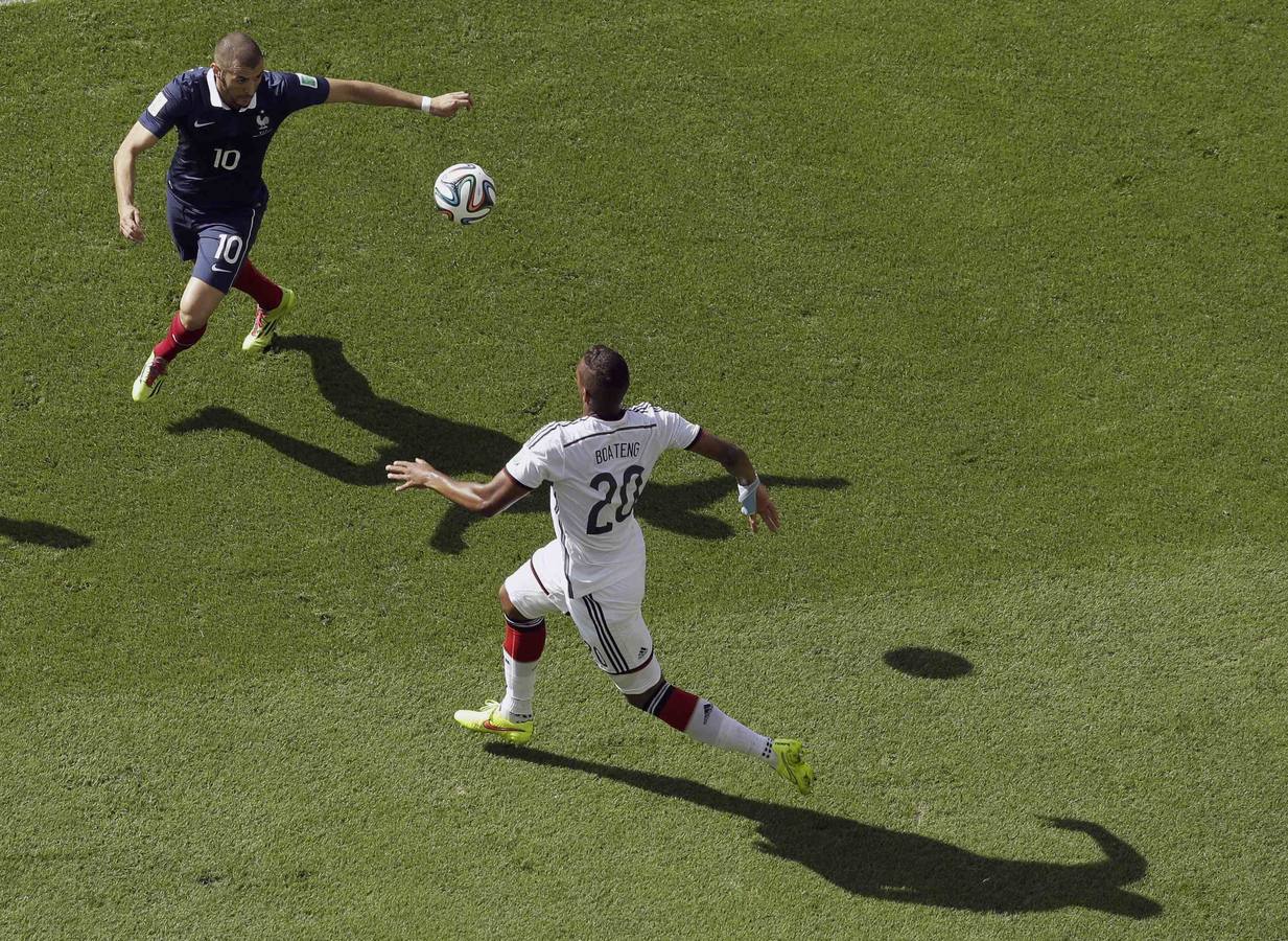 Benzema controla ante Boateng.