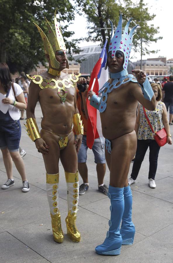 Miles de personas participan en el Desfile del Orgullo Gay.