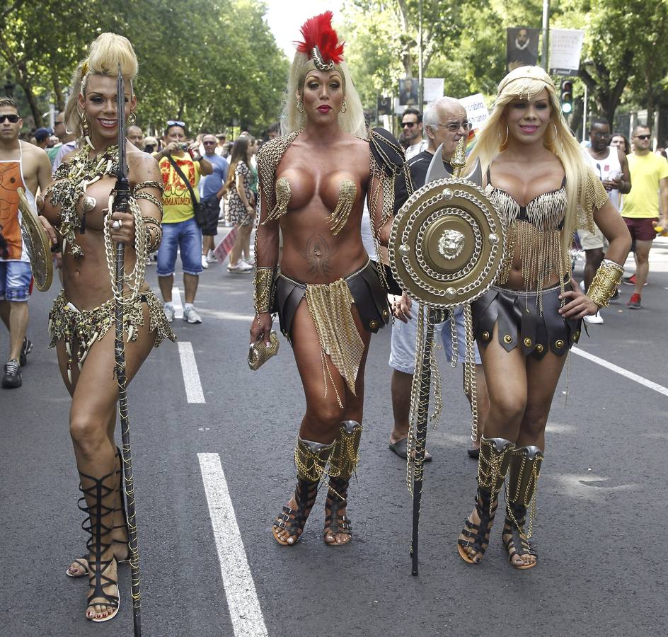 Miles de personas participan en el Desfile del Orgullo Gay.