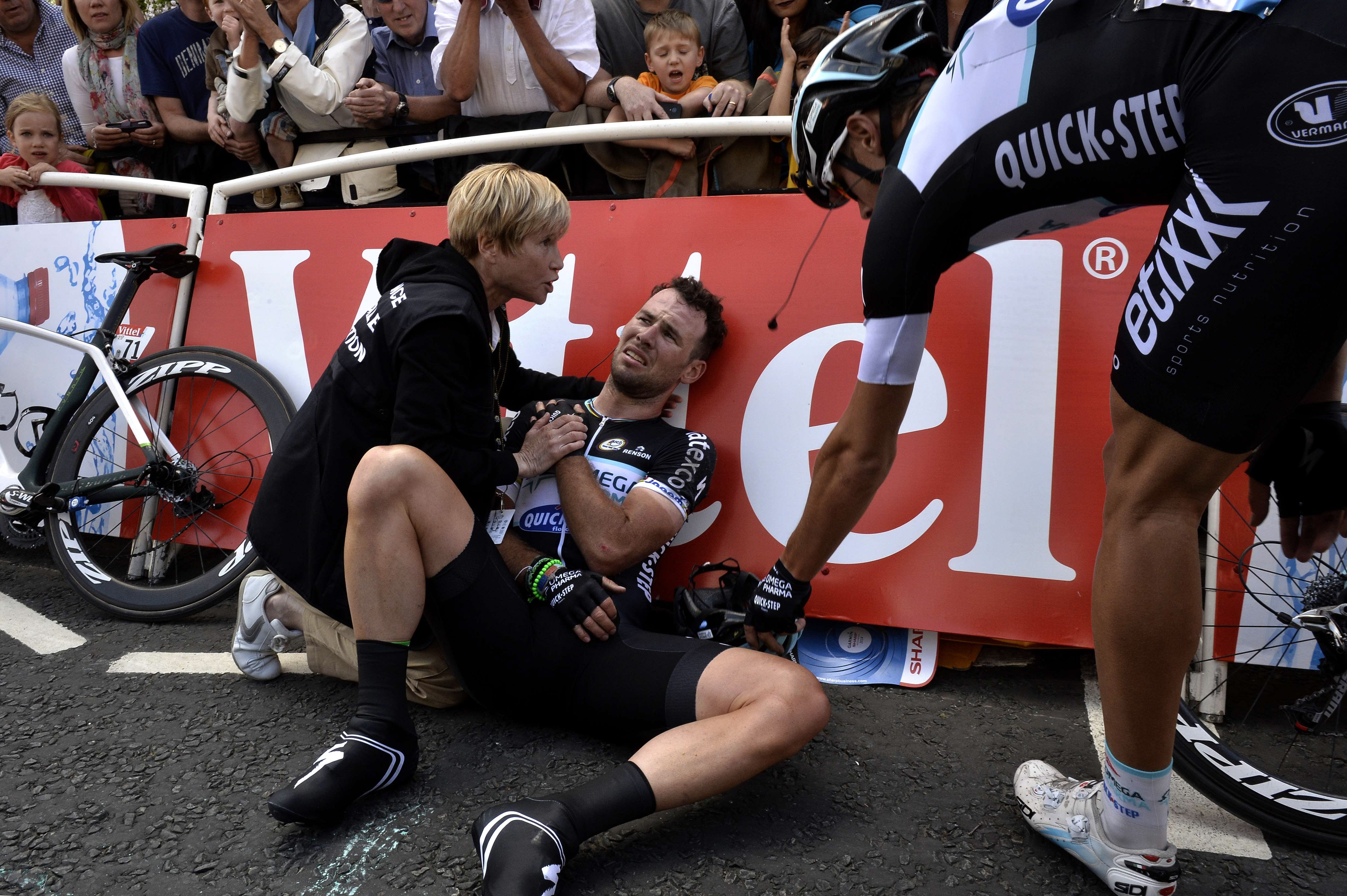 Mark Cavendish es atendido en la línea de meta tras la caída en el sprint de la primera etapa.