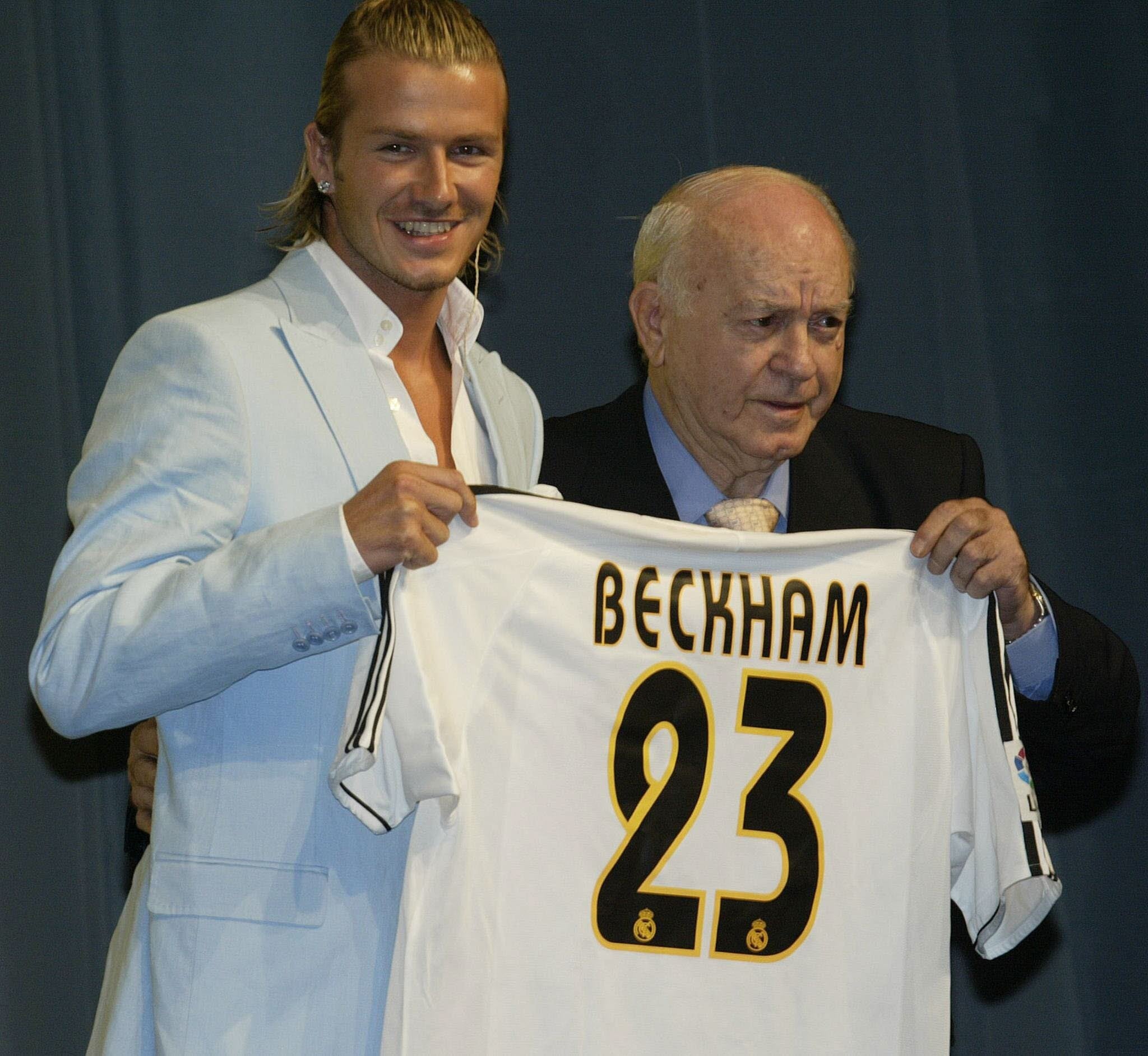 Di Stéfano (d) junto a Beckham en su presentación como jugador del Real Madrid.