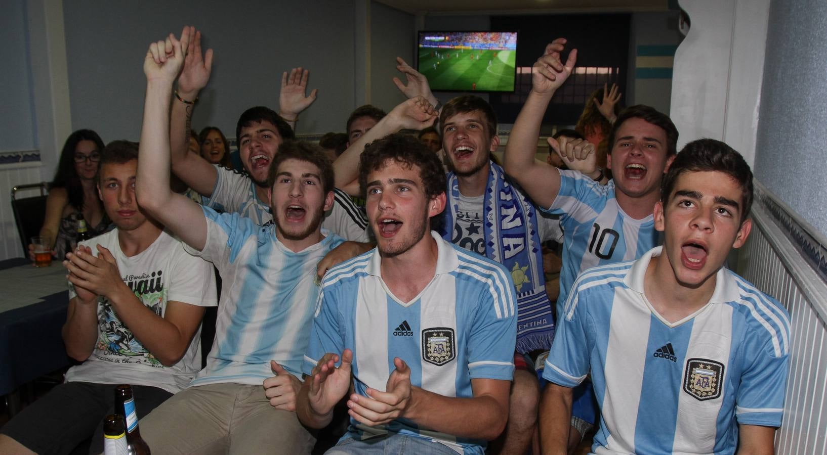 Argentinos en Logroño celebran el pase de su selección a semifinales