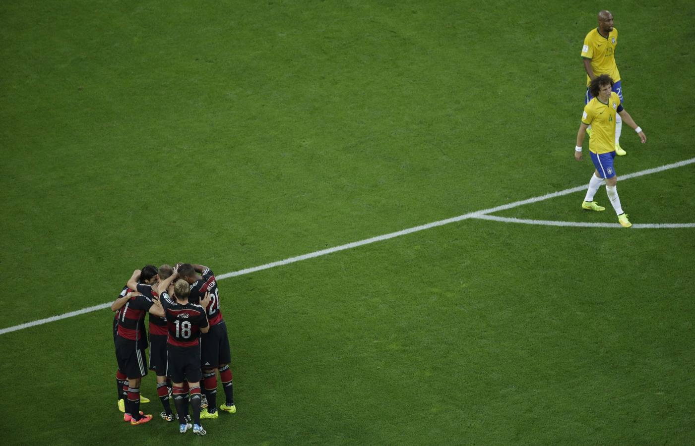 Los alemanes celebran un gol.