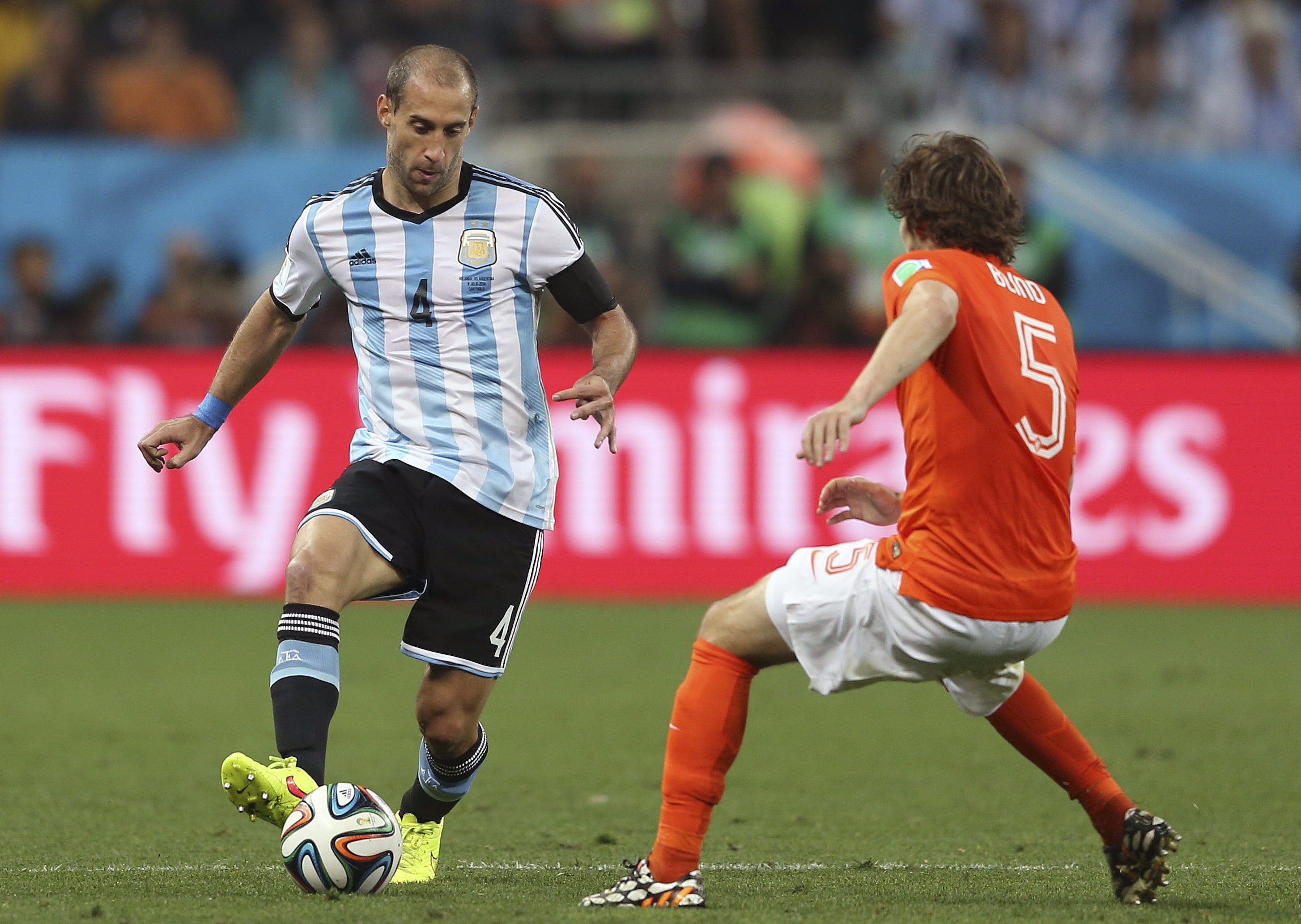 El defensa argentino Pablo Zabaleta (i) controla el balón ante el defensa holandés Daley Blind.