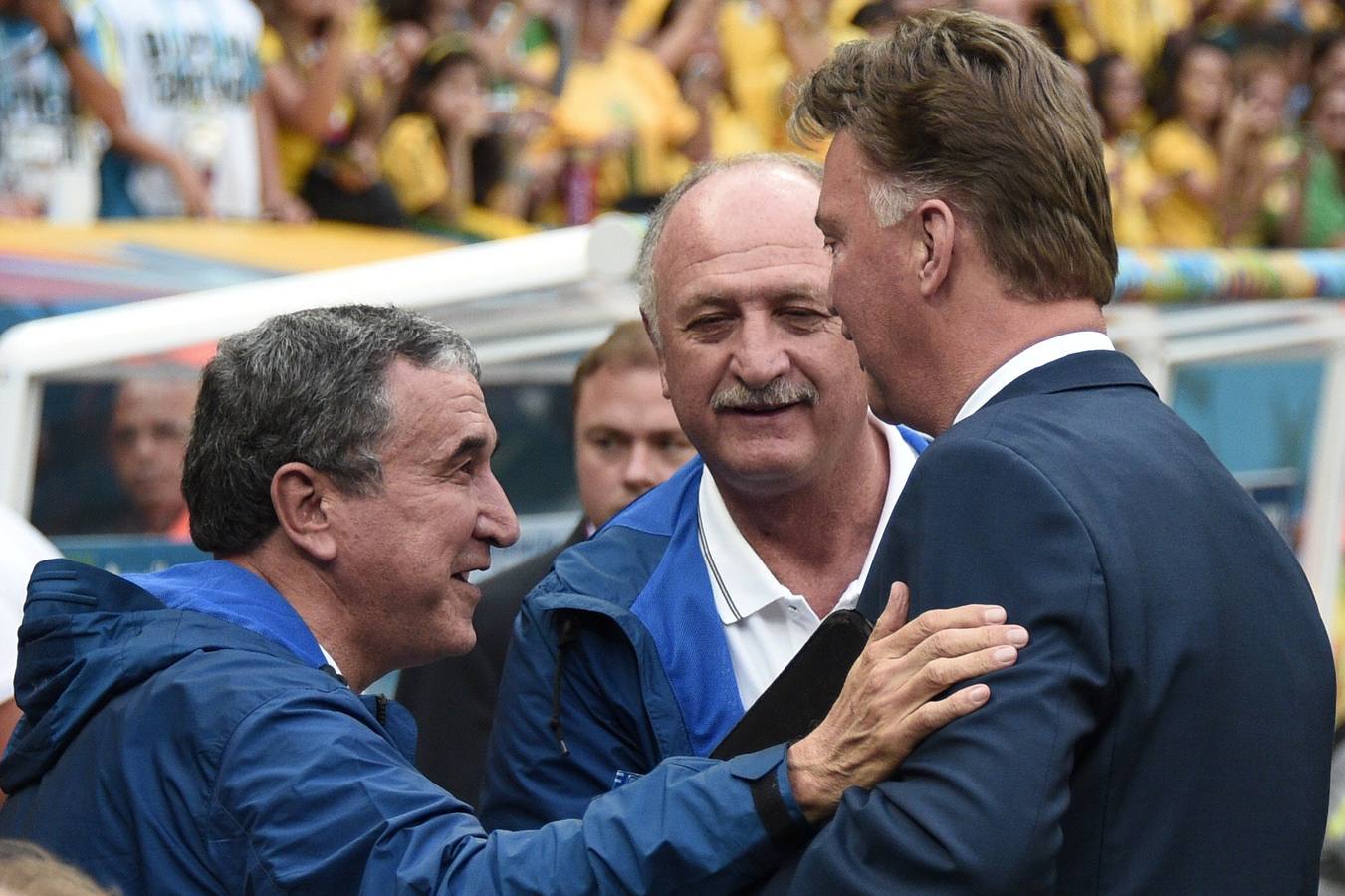 Van Gaal, Parreira y Scolari se saludan antes del encuentro.