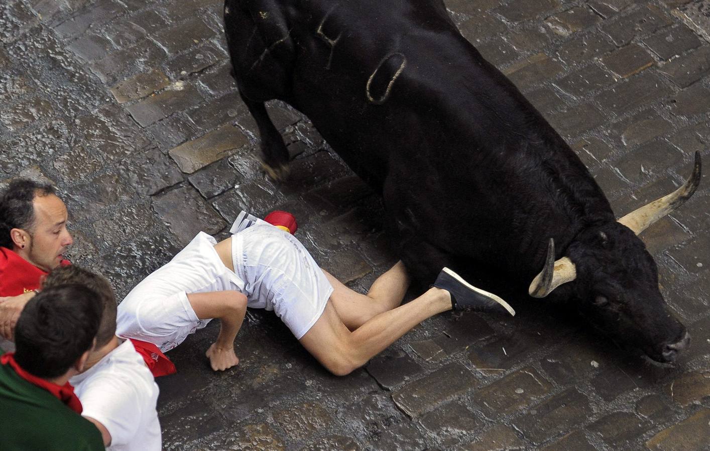 Los Fuente Ymbro, nobles y rápidos. El encierro, a pesar de la lluvia y de la multitud de mozos, ha dejado bonitas carreras.