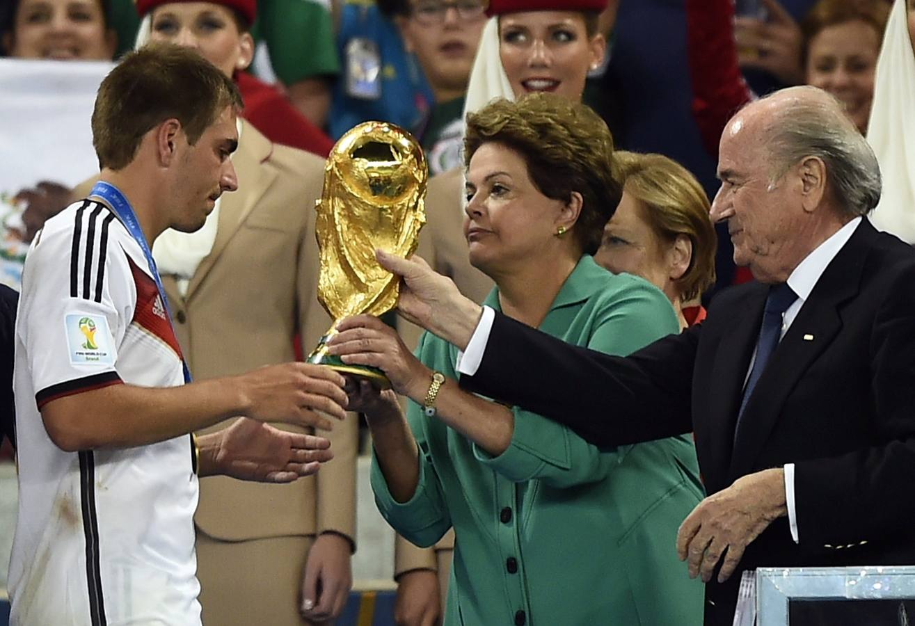 El capitán alemán, Lahm, recibe el trofeo de campeón del mundo de la presidenta brasileña Dilma Roussef.