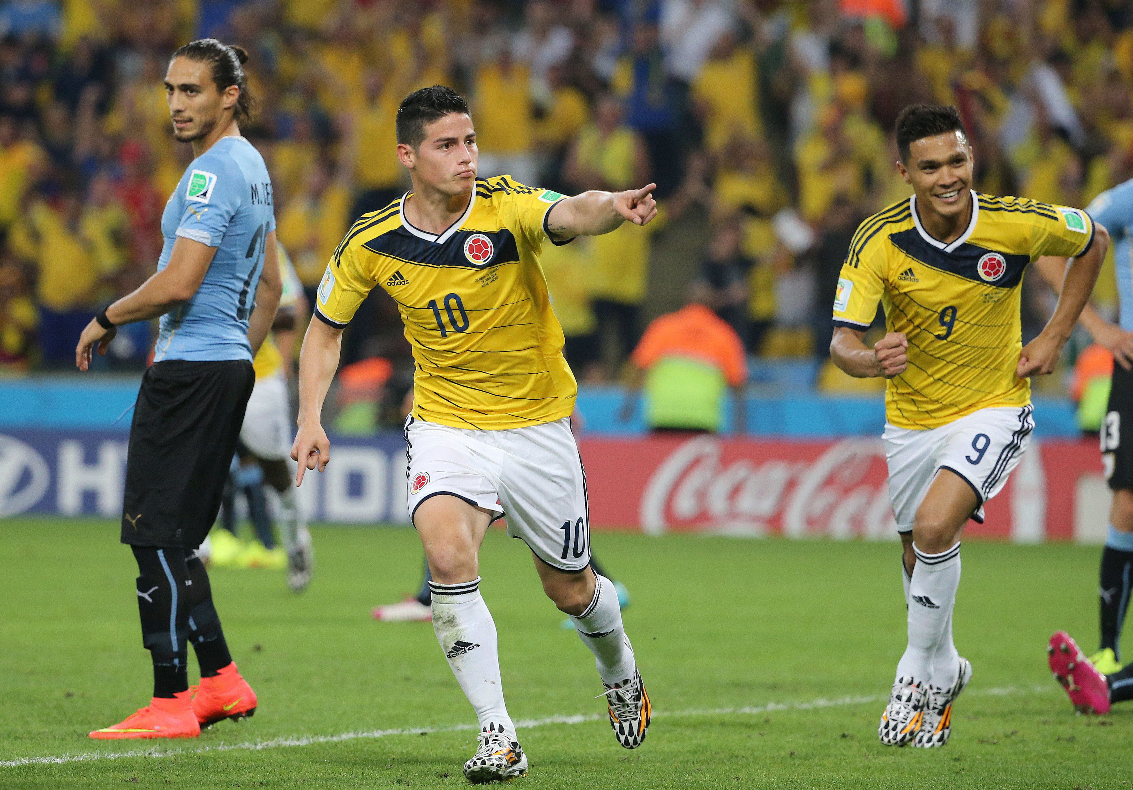 28 junio - Nace una estrella en la galaxia fútbol. James Rodríguez, baila con sus compañeros alrededor del banderín de córner para festejar los dos goles marcados contra Uruguay (2-0), siendo uno de ellos de los más bellos del torneo, y lleva a su selección a cuartos de final pro primera vez en la historia de Colombia. Ese día nace una estrella.