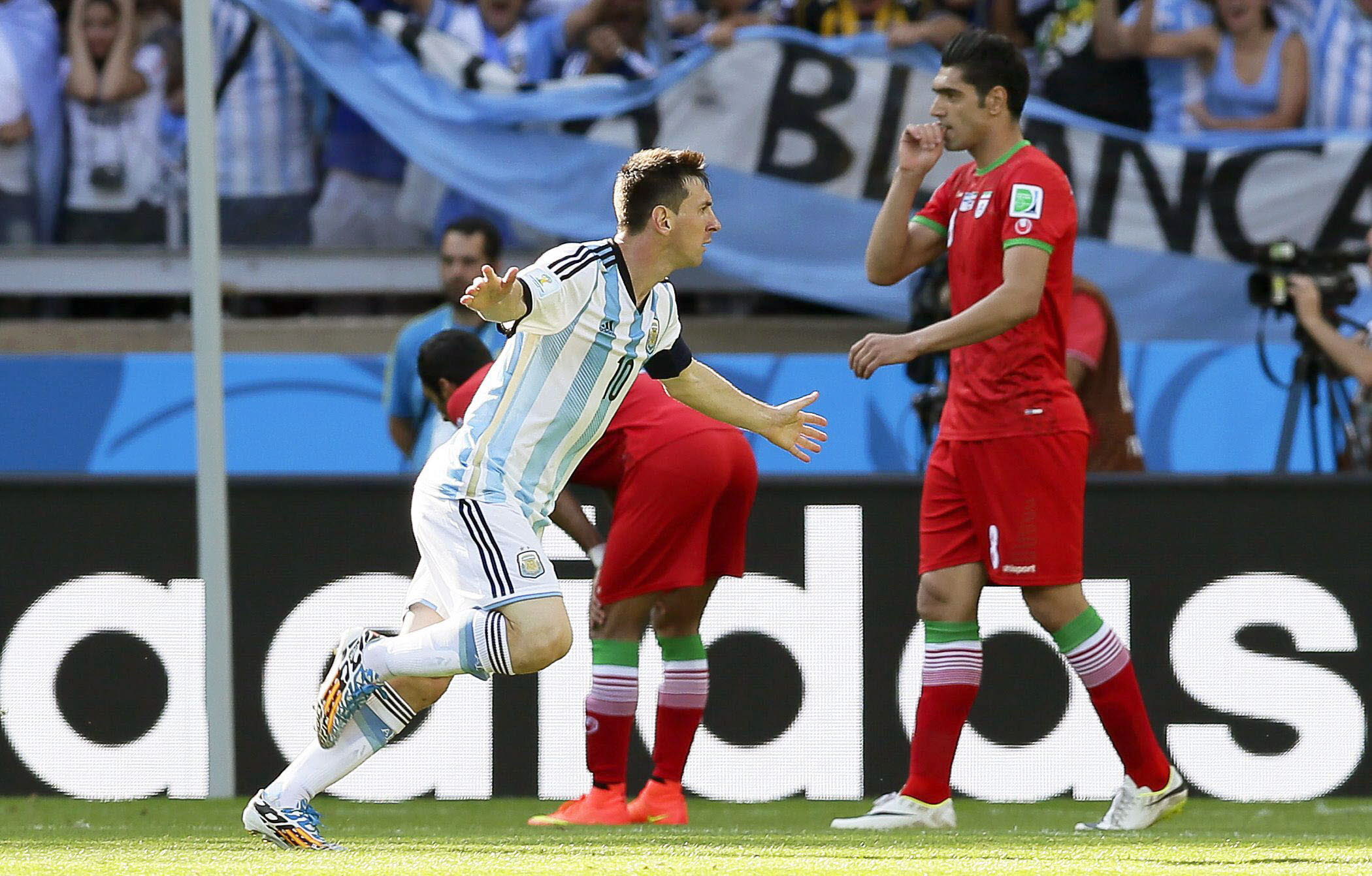 21 junio - Lionel, el 'Messias' de la Albiceleste. Los argentinos tienen que esperar el primer minuto del descuento para que el cuatro veces Balón de Oro Lionel Messi enganche un zurdazo que se cuela en la portería de Alireza Haghighi, dando a la Albiceleste un sufrido triunfo ante una combativa Irán. Con cuatro goles en los tres primeros partidos del Mundial, Messi lleva a Argentina a los octavos.