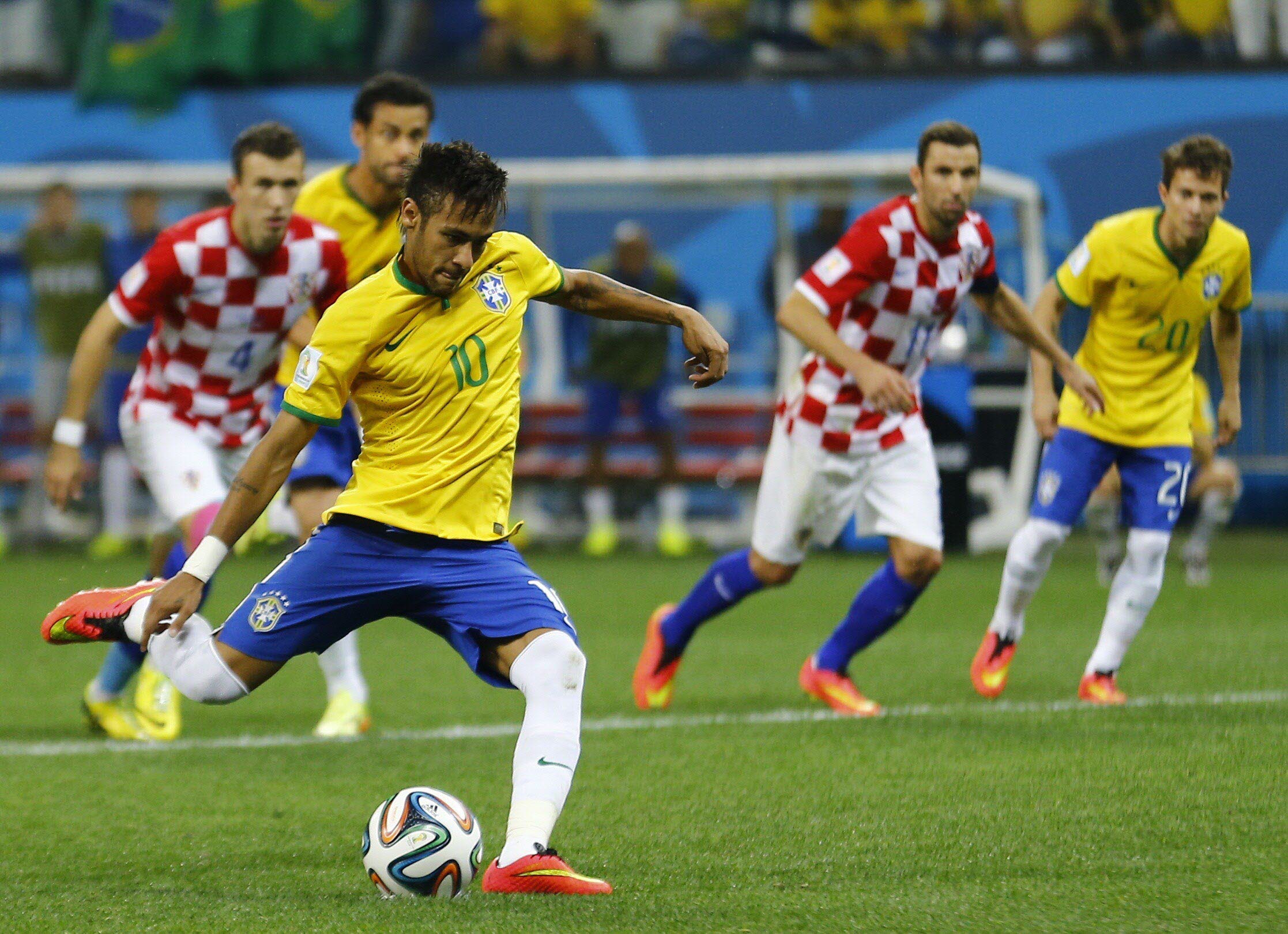 12 junio - Neymar hace olvidar la pifia de Marcelo. En Sao Paulo, en el partido inaugural de 'su' Mundial frente a Croacia, Brasil se atasca. El primer gol del torneo lo marca Marcelo, pero en propia meta. Lo que le faltaba a la Seleçao. Suerte que Neymar, el crack sobre el que recaen lo sueños de todo el país, rescata a la Canarinha y empata con un zurdazo y pone en ventaja a su equipo transformando un polémico penalti señalado por un árbitro japonés. Brasil acaba ganando 3-1, la mejor manera de iniciar su 'Copa do Mundo'.