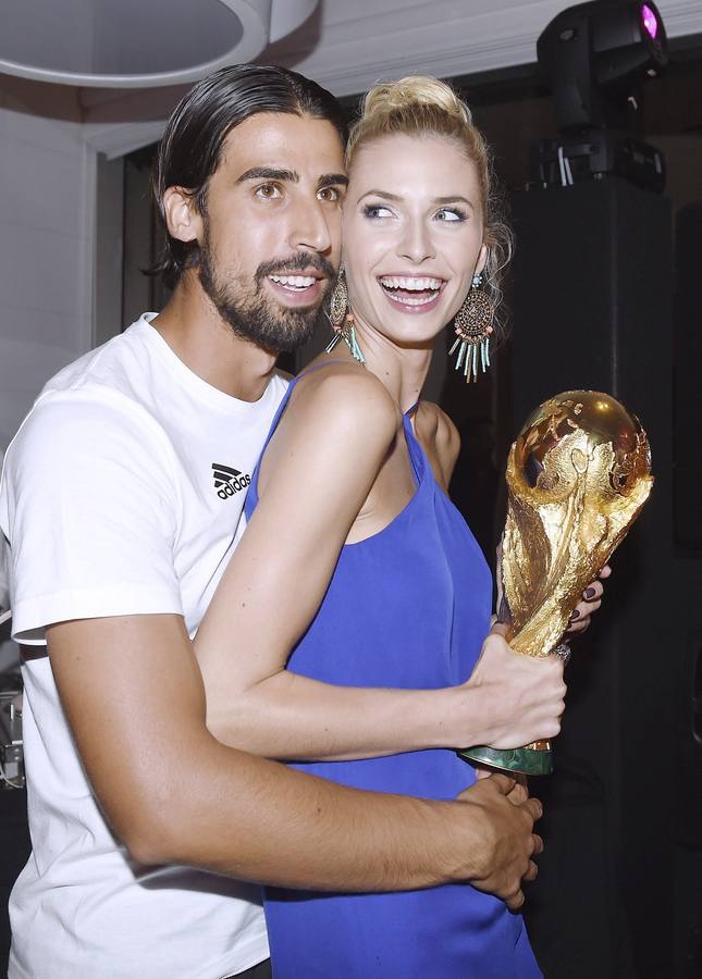 Lena Gercke, con Khedira. Lena Gercke, la novia del madridista Khedira posa con la Copa del Mundo.