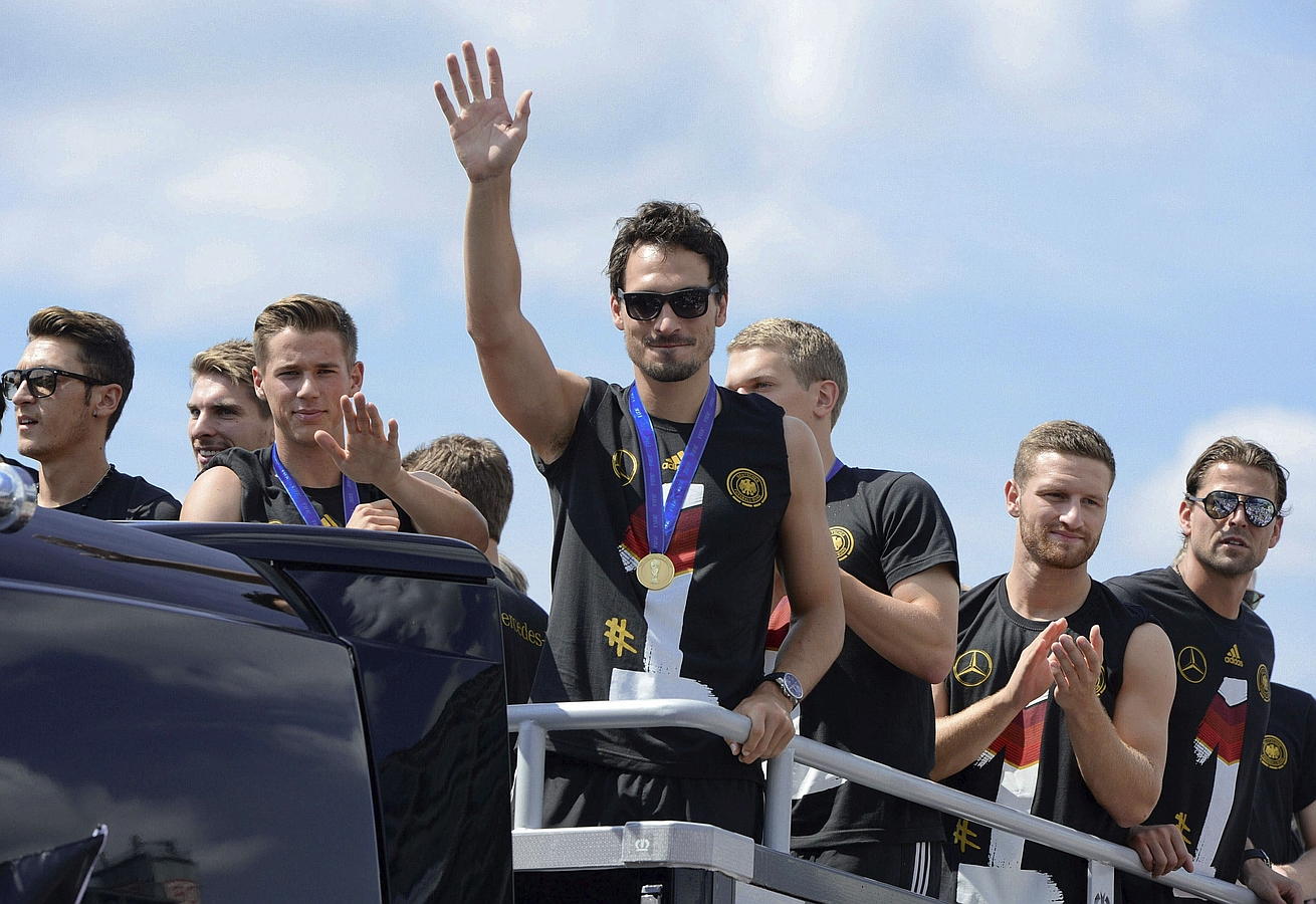 LA SELECCIÓN ALEMANA CELEBRA LA COPA DEL MUNDO CON MILES DE AFICIONADOS. Mesut Özil (i-d), Ron-Robert Zieler, Erik Durm, Mats Hummels, Shkodran Mustafi y Roman Weidenfeller celebran la Copa del Mundo de la FIFA con cientos de miles de aficionados a la llegada de la selección de Joachim Löw a la Puerta de Brandeburgo a bordo de un autobús sin techo, en Berlín.