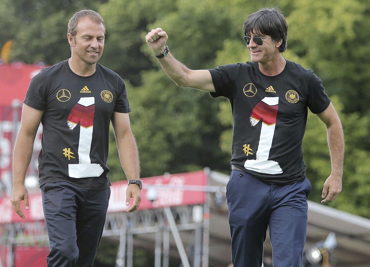 LA SELECCIÓN ALEMANA CELEBRA LA COPA DEL MUNDO CON MILES DE AFICIONADOS. El seleccionador alemán, Joachim Löw (d), y su asistente Hansi Flick celebran la Copa del Mundo con los cientos de miles de aficionados que recibieron al combinado alemán en la Puerta de Brandeburgo en Berlín.