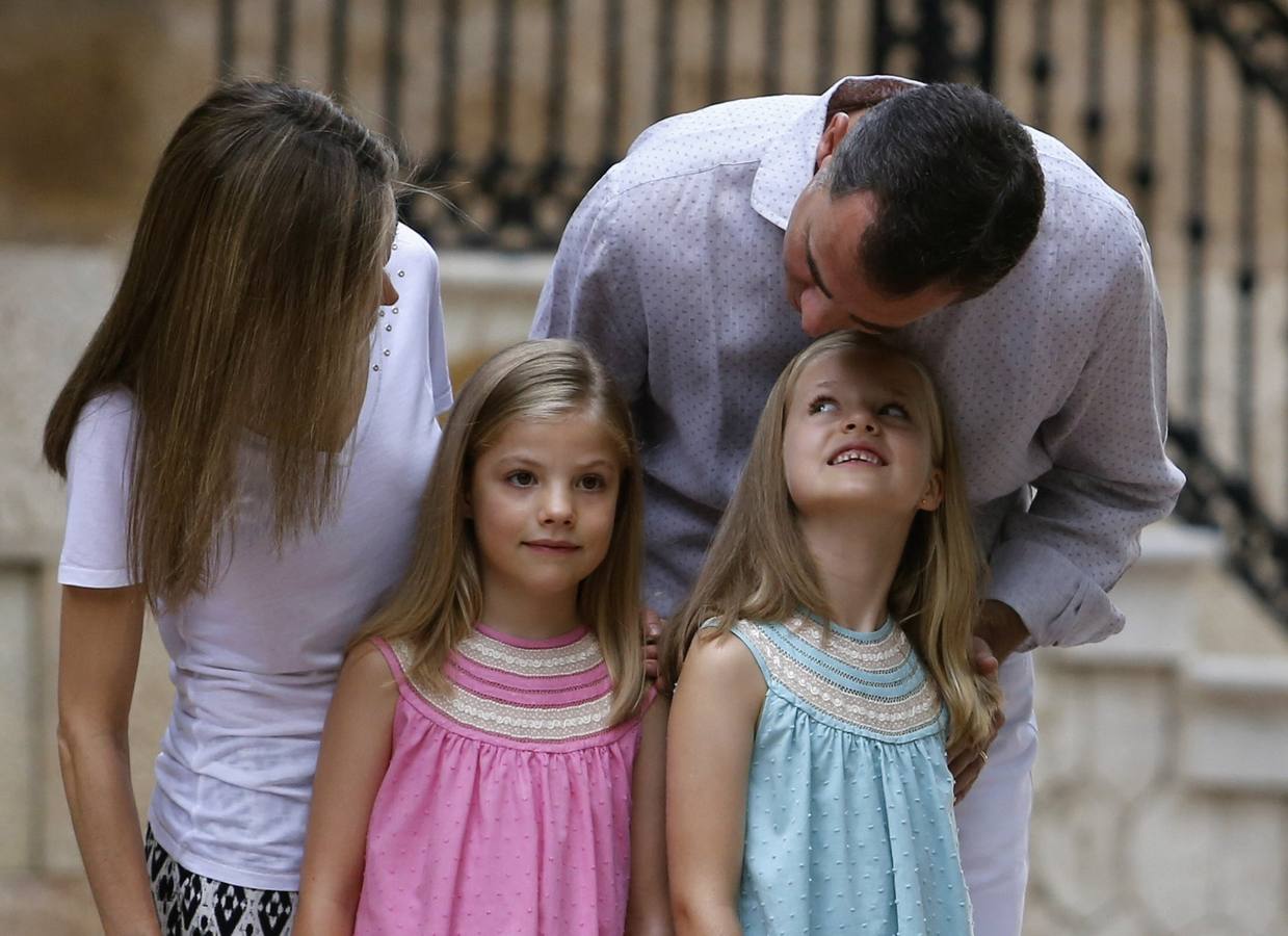 Felipe y Letizia posan por primera vez como Reyes en Marivent