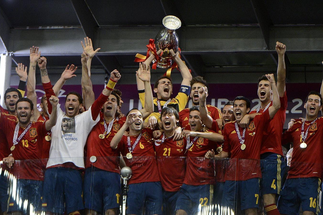 La selección española alza el trofeo que acredita a su equipo como campeón de la Eurocopa 2012