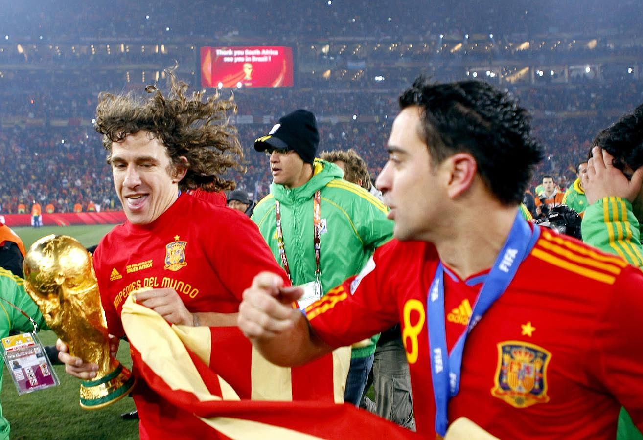 Xavi (d) celebra junto a Puyol el Mundial de Sudáfrica