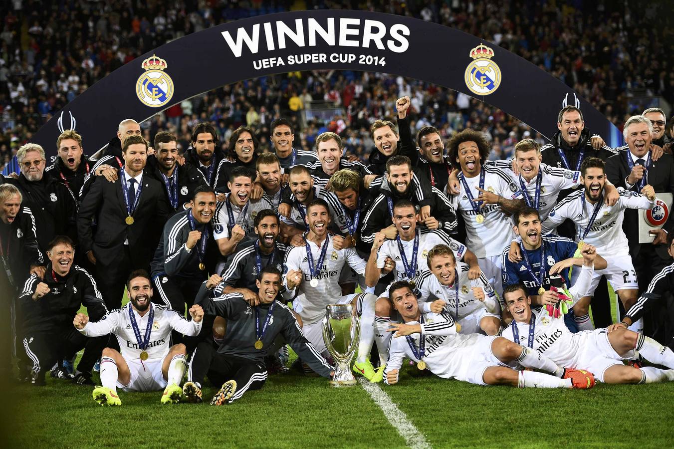 Los jugadores del Real Madrid, con la copa sobre el césped de Cardiff.