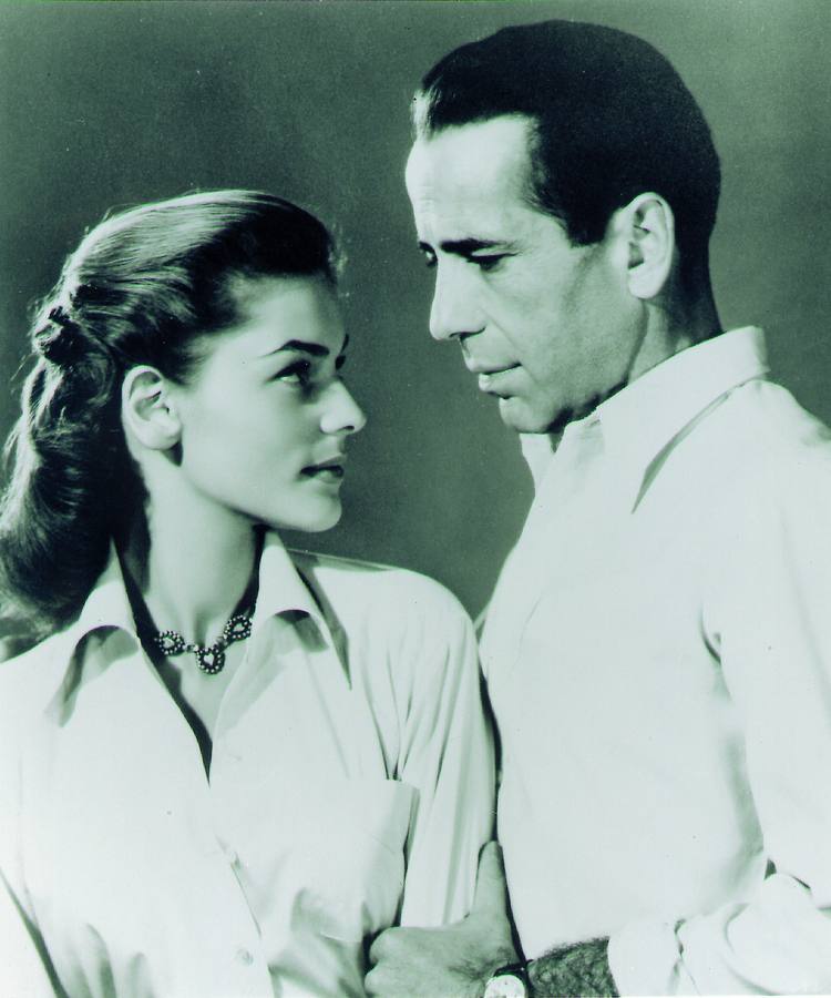 Dos enamorados. Lauren Bacall y Humphrey Bogart en una escena de la película 'Cayo Largo'