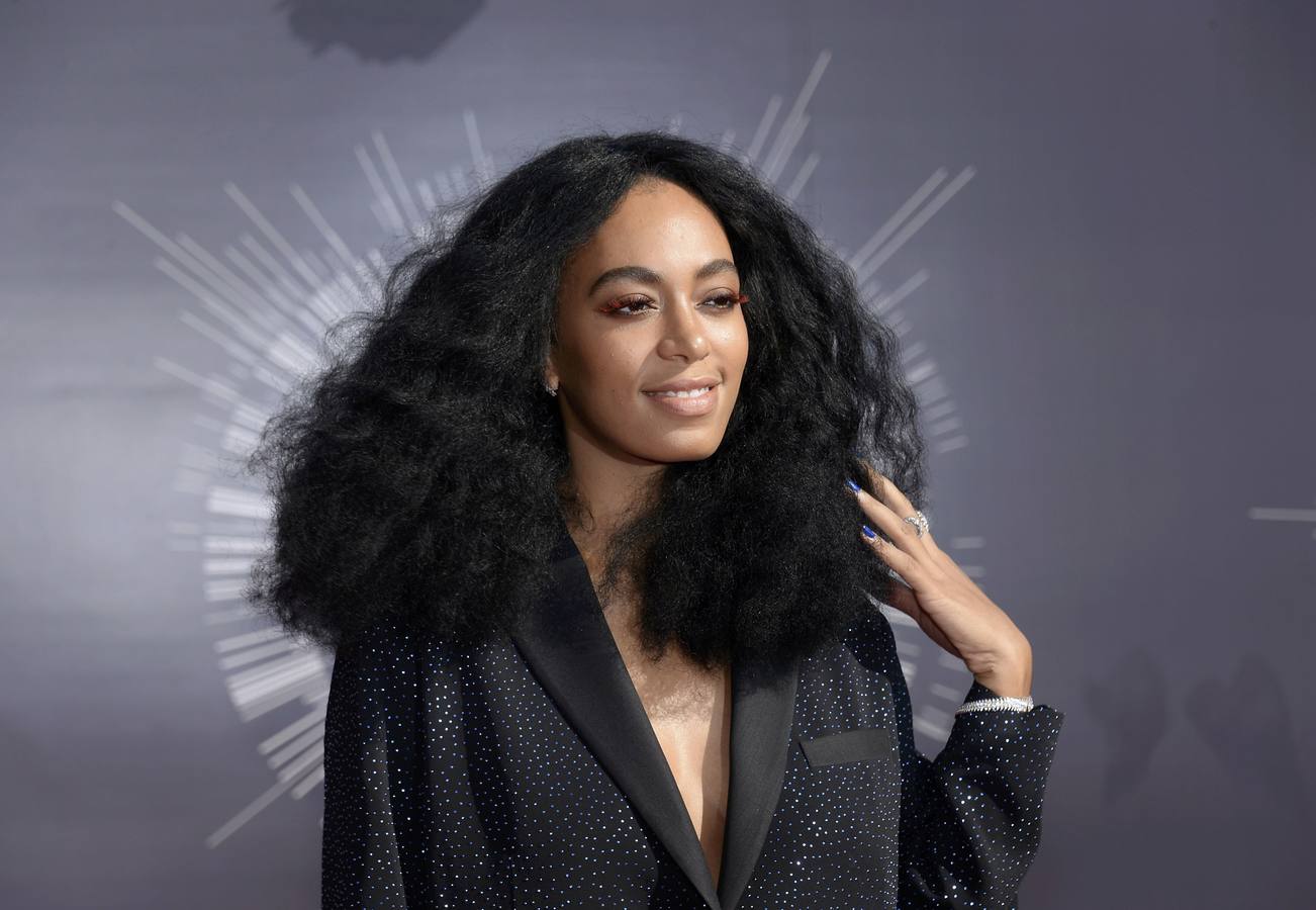 Solange Knowles posa a su llegada a la ceremonia.